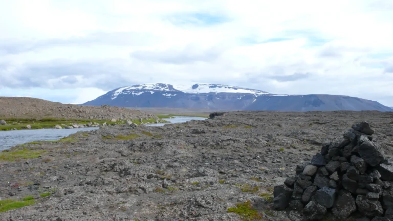 Steinmännchen vor dem Eiríksjökull Steinmännchen vor dem Eiríksjökull