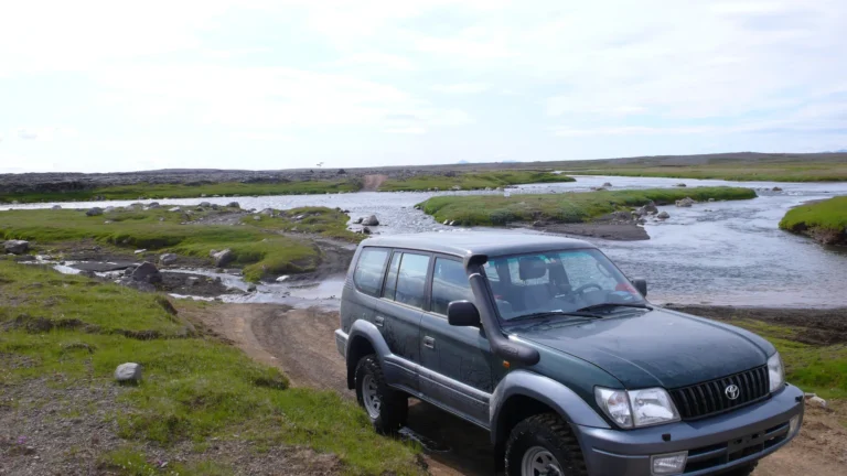 Land Cruiser vor einer Furt auf der F578 Land Cruiser vor einer Furt auf der F578