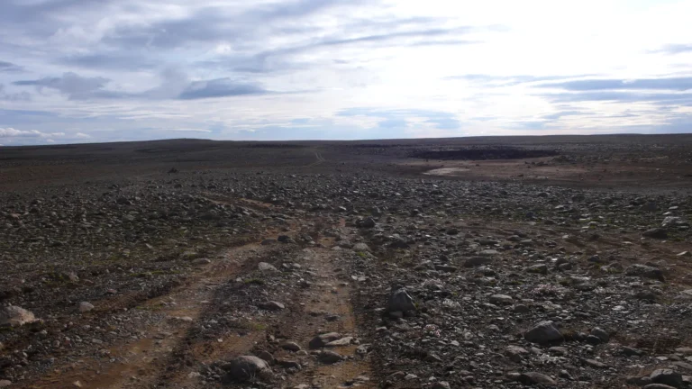 Fahrspur durch die Steinwüste am Langjökull Fahrspur durch die Steinwüste am Langjökull