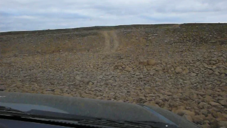 Holprige Piste aus Sicht der Motorhaube Holprige Piste aus Sicht der Motorhaube