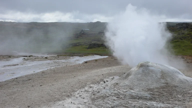 Dampfender Sinterkegel in Hveravellir Dampfender Sinterkegel in Hveravellir