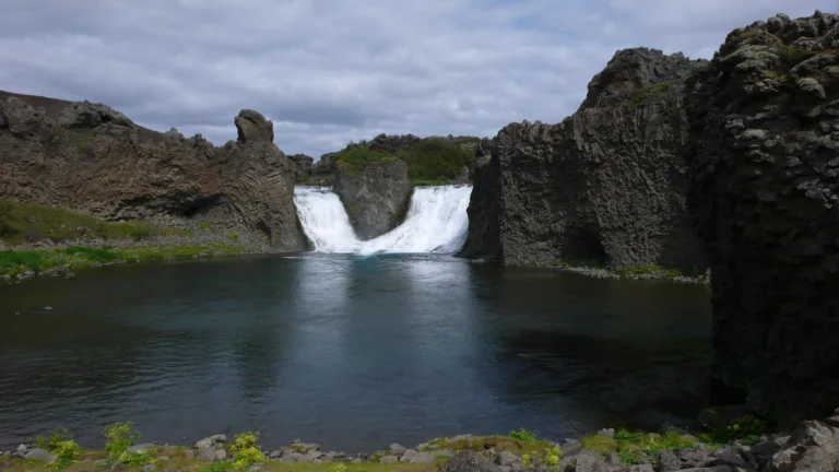 Doppelwasserfall Hjálparfoss zwischen Basaltsäulen Doppelwasserfall Hjálparfoss zwischen Basaltsäulen