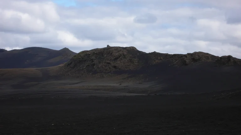 Dunkle Vulkanhügel auf dem Weg nach Landmannahellir Dunkle Vulkanhügel auf dem Weg nach Landmannahellir
