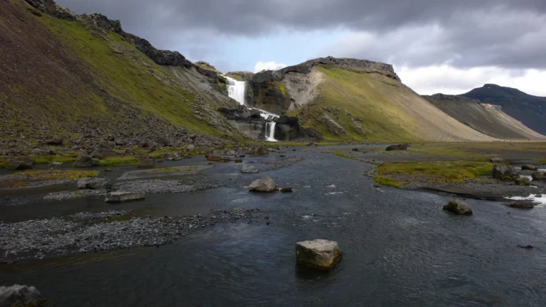 Wasserfall und Furt in einem grünen Hochlandtal Wasserfall und Furt in einem grünen Hochlandtal