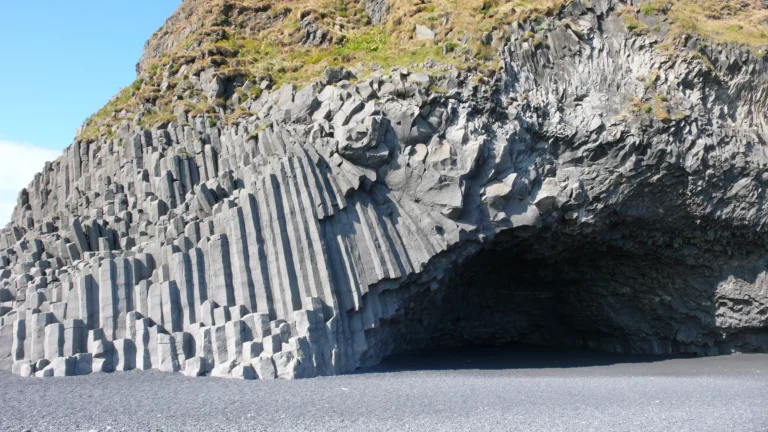 Basaltsäulen-Höhle Hálsanefshellir am Strand Reynisfjara