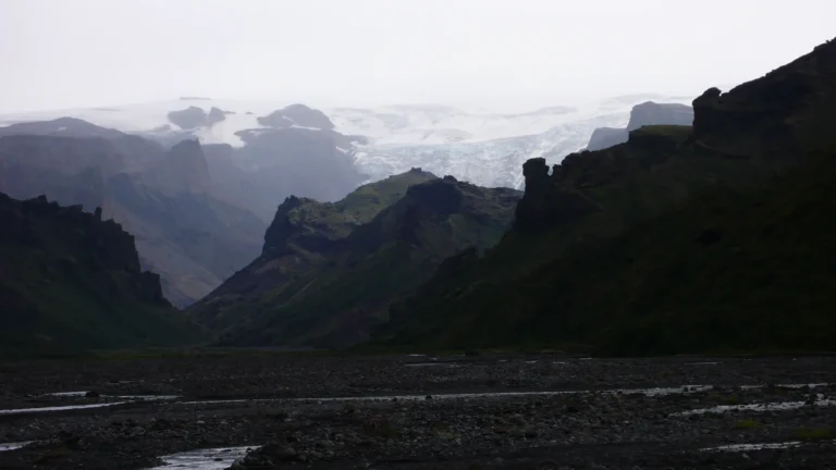 Dunkle Schluchten im Þórsmörk unter dem Gletscher Dunkle Schluchten im Þórsmörk unter dem Gletscher