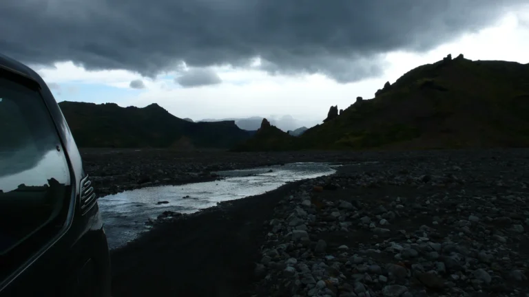 Gletscherfluss bei Þórsmörk aus dem Auto gesehen Gletscherfluss bei Þórsmörk aus dem Auto gesehen