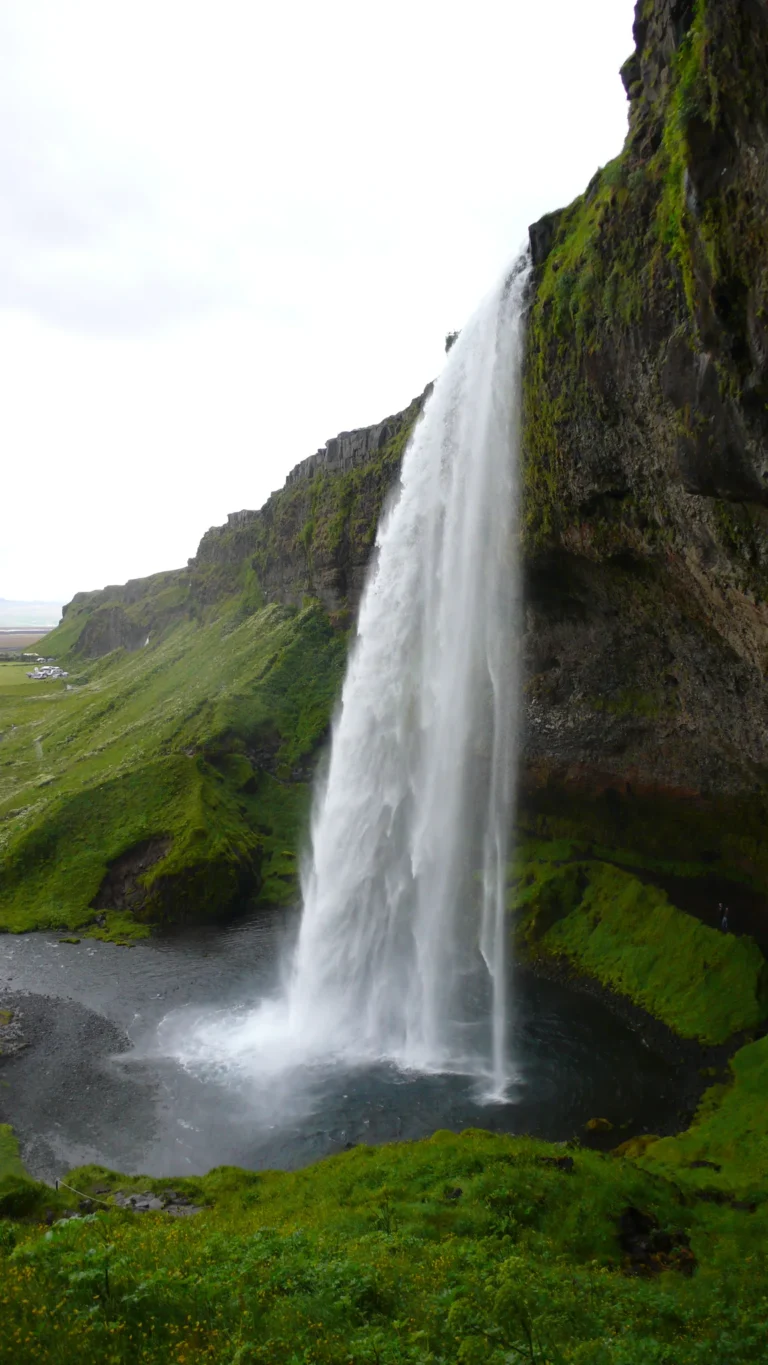 Seljalandsfoss – Wasserfall vor grüner Felswand Seljalandsfoss – Wasserfall vor grüner Felswand