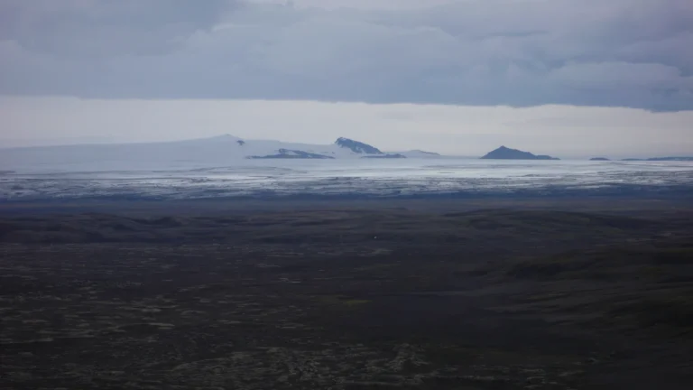 Weite Lavaebene der Lakagígar mit Gletscher am Horizont Weite Lavaebene der Lakagígar mit Gletscher am Horizont