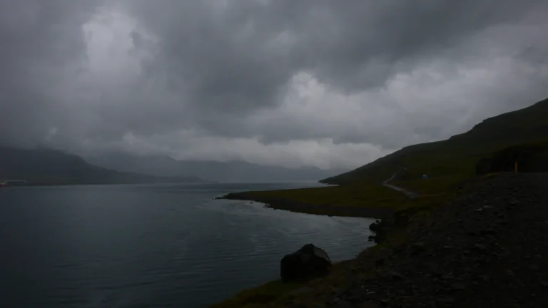 Wolkenverhangener Fjord bei Egilsstaðir Wolkenverhangener Fjord bei Egilsstaðir