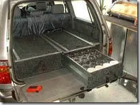 Schubladensystem im Kofferraum eines Toyota Land Cruiser Schubladensystem im Kofferraum eines Toyota Land Cruiser